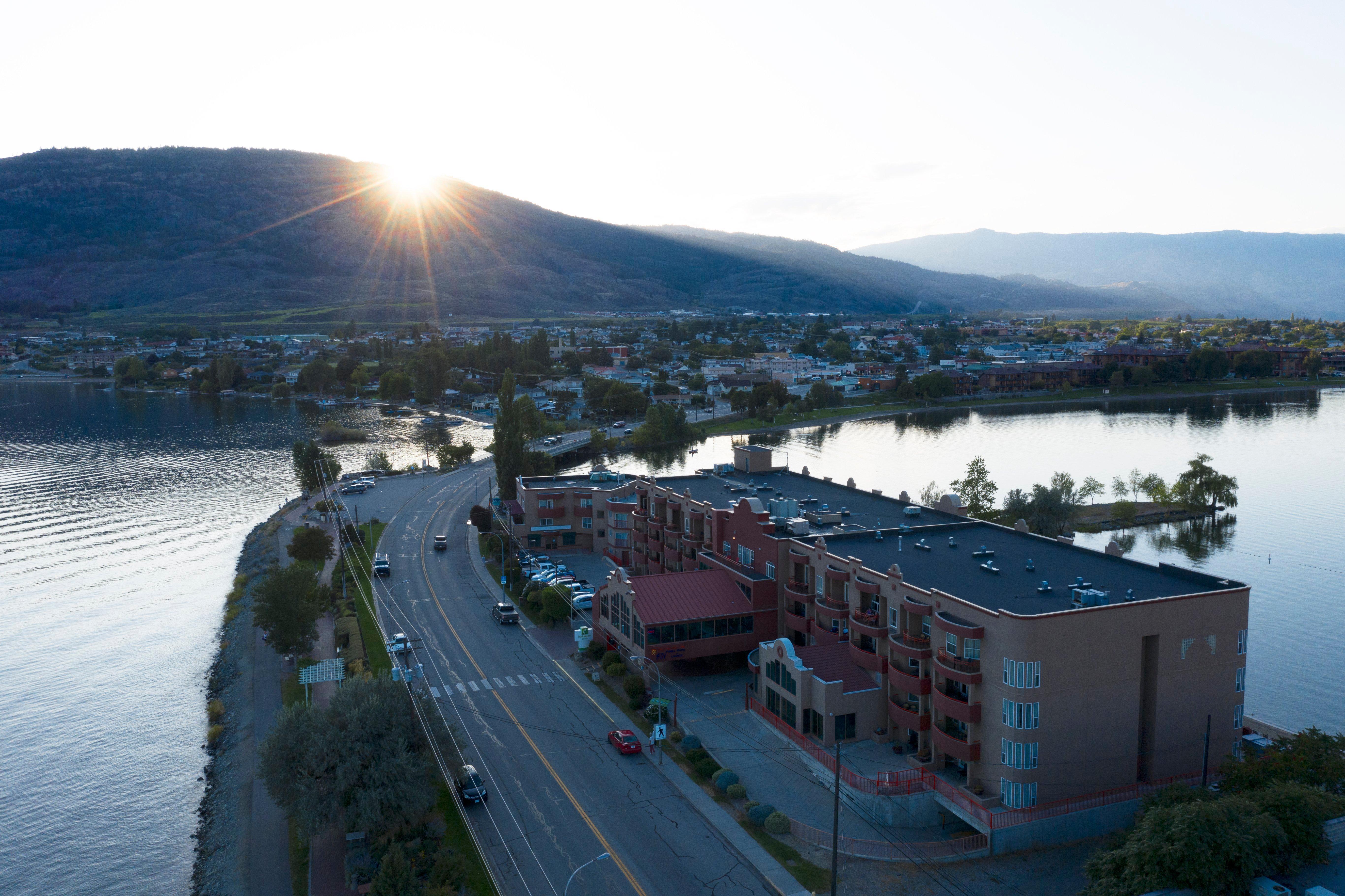 Holiday Inn Hotel & Suites Osoyoos By Ihg Zewnętrze zdjęcie